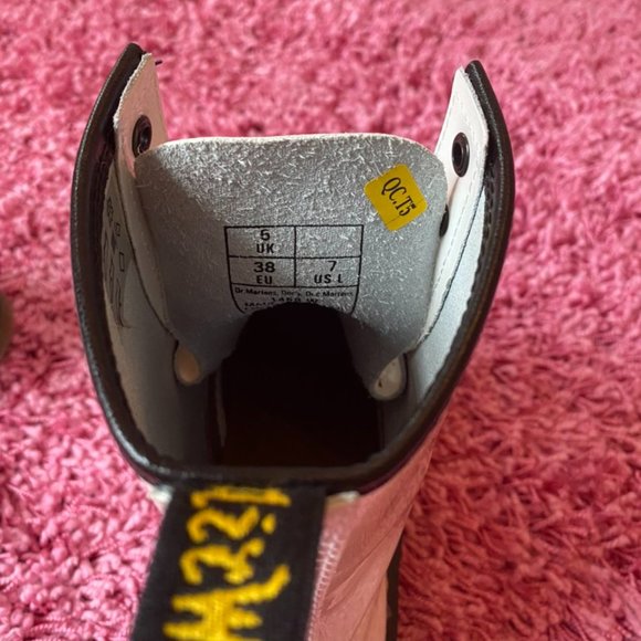 Glossy White Dr. Marten 1460 SMOOTH LEATHER LACE UP BOOTS. (US 7) - Picture 4 of 4